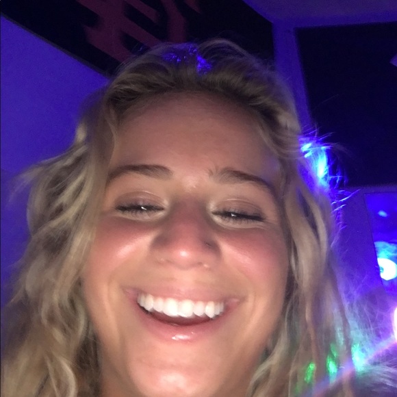 Meet your Posher, Elisa - Picture 1 of 1